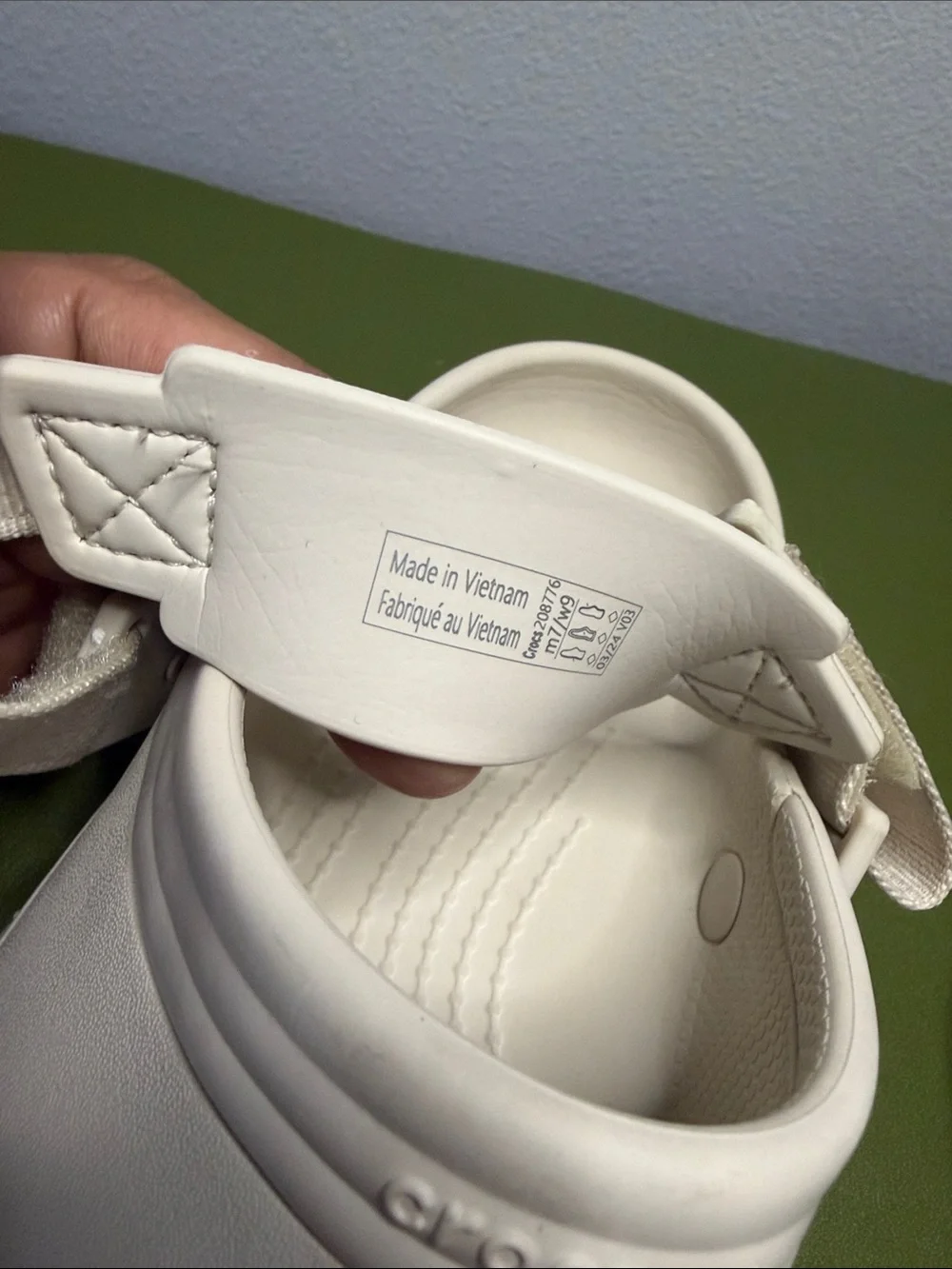 CROCS Unisex Classic Clog Sandal - Cream M/7 W/9